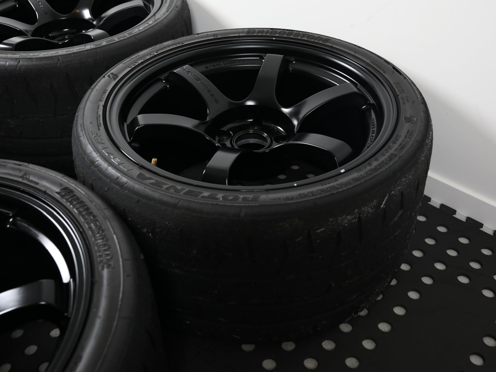 Rays 57DR 18x10.5j +22